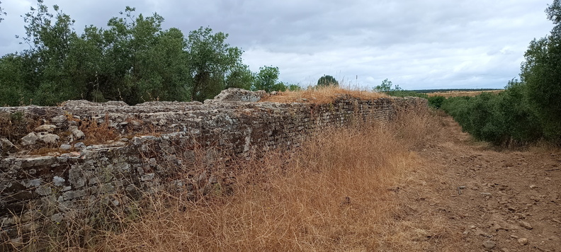 Restos del acueducto en el cortijo de Conti