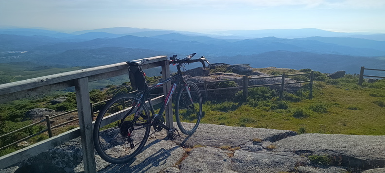 Vistas panorámicas desde las alturas de la sierra en el atardecer
