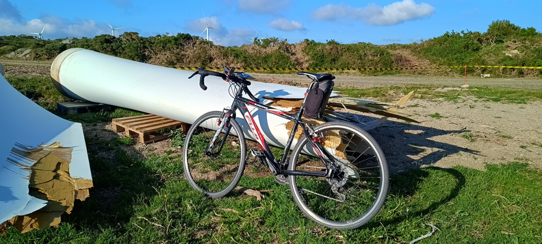El aerogenerador siniestrado con su estructura dañada por el fuego