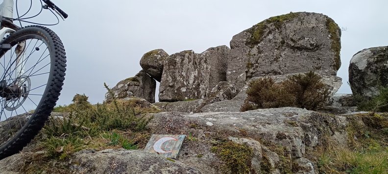 Piezas de madera con símbolos en Portalén