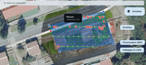 Visualización del ortomosaico sobre el mapa en la app. así como la trayectoria del dron y los hallazgos observados con IA
